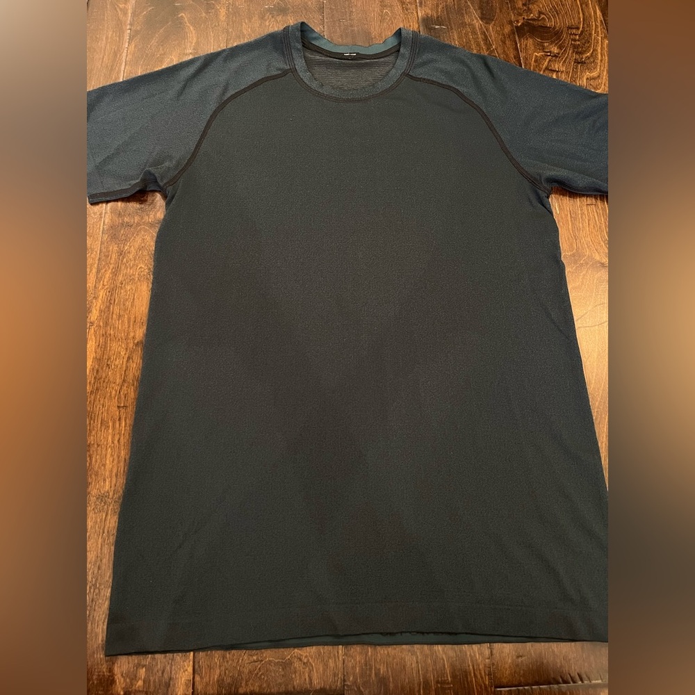 Lululemon Metal Vent Short Sleeve Breathable Active Athletic T-Shirt size Small